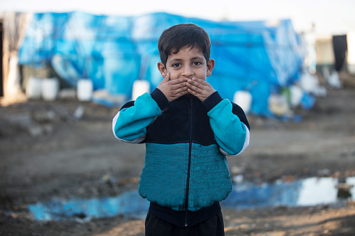 2018 refugiados campamento Siria - ver ningún mal no escuchar mal hablar ningún mal photo