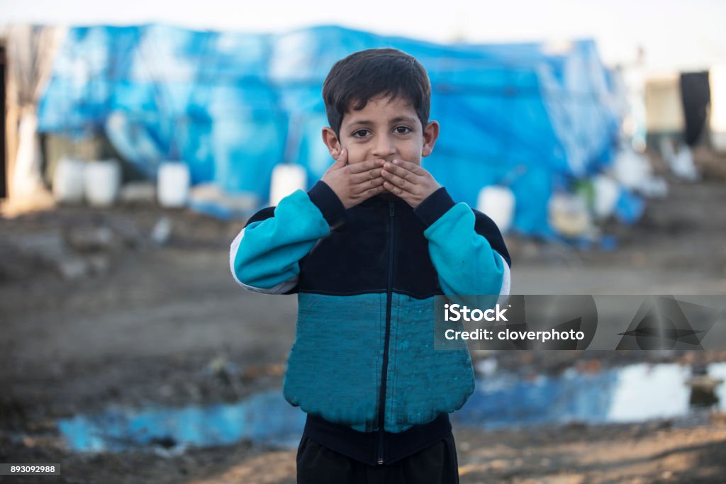 2018 mülteci kampı Suriye - bkz: duyma hiçbir kötü konuşmak kötülükten - Royalty-free Mülteci Stok görsel