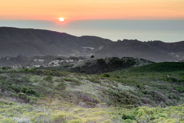 puesta de sol sobre sweeney ridge y el océano pacífico. - hill dusk sunset heat haze fotografías e imágenes de stock