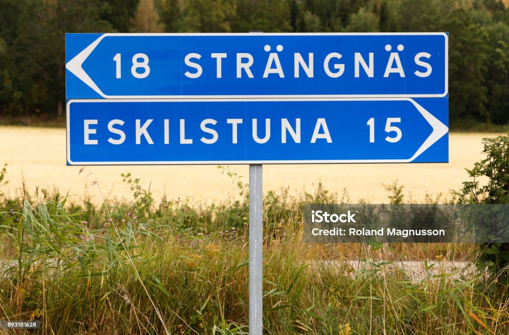 Skyltat till Strängnäs och Eskilstuna - Royaltyfri Skylt Bildbanksbilder