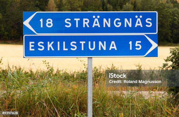 Skyltat Till Strängnäs Och Eskilstuna-foton och fler bilder på Skylt - Skylt, Riktningsskylt, Sverige
