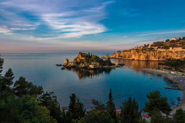 Bella Nature Reserve Island, Taormina Isola Bella is a small island situated near the coast of Taormina, Sicily. It is now preserved by Unesco for its unique sea life isola bella taormina stock pictures, royalty-free photos & images