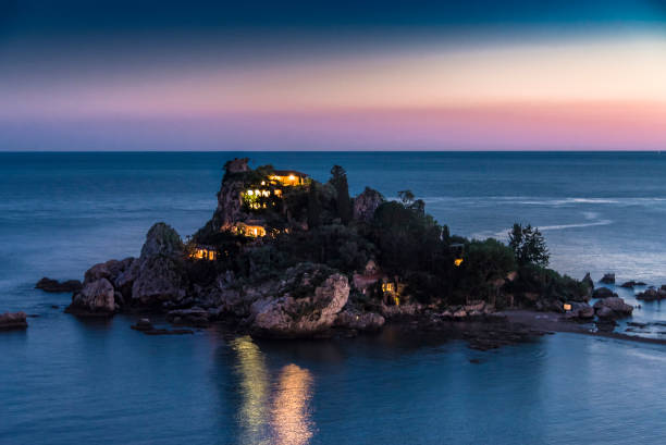 Bella Nature Reserve Island, Taormina Isola Bella is a small island situated near the coast of Taormina, Sicily. It is now preserved by Unesco for its unique sea life isola bella taormina stock pictures, royalty-free photos & images