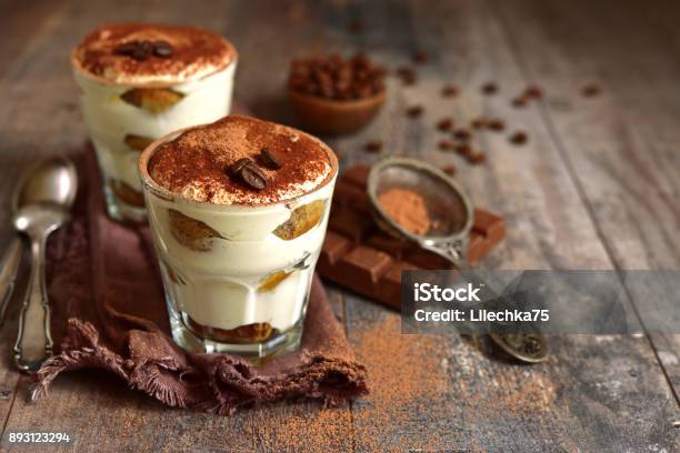 Foto de Tiramisu De Sobremesa Italiana Tradicional Caseiro e mais fotos de stock de Café - Bebida - Café - Bebida, Tiramisu, Chocolate