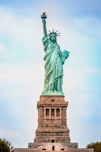 estátua da liberdade em pé na ellis island manhattan nova iorque - statue liberty statue of liberty ellis island - fotografias e filmes do acervo