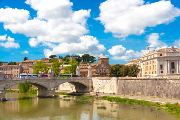 テヴェレ川、ポンテ ヴィットリオ エマヌエーレ 2 世のローマ、イタリアの橋します。 - vittorio emanuele monument riverbank rome italy ストックフォトと画像