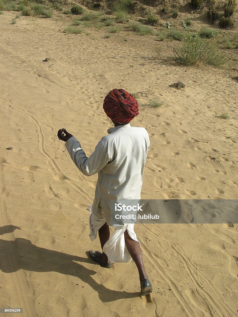 インド man walking でツァーリの砂漠 - インドのロイヤリティフリ�ーストックフォト
