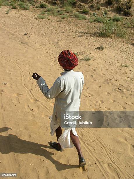 インド Man Walking でツァーリの砂漠 - インドのストックフォトや画像を多数ご用意 - インド, インド文化, ターバン