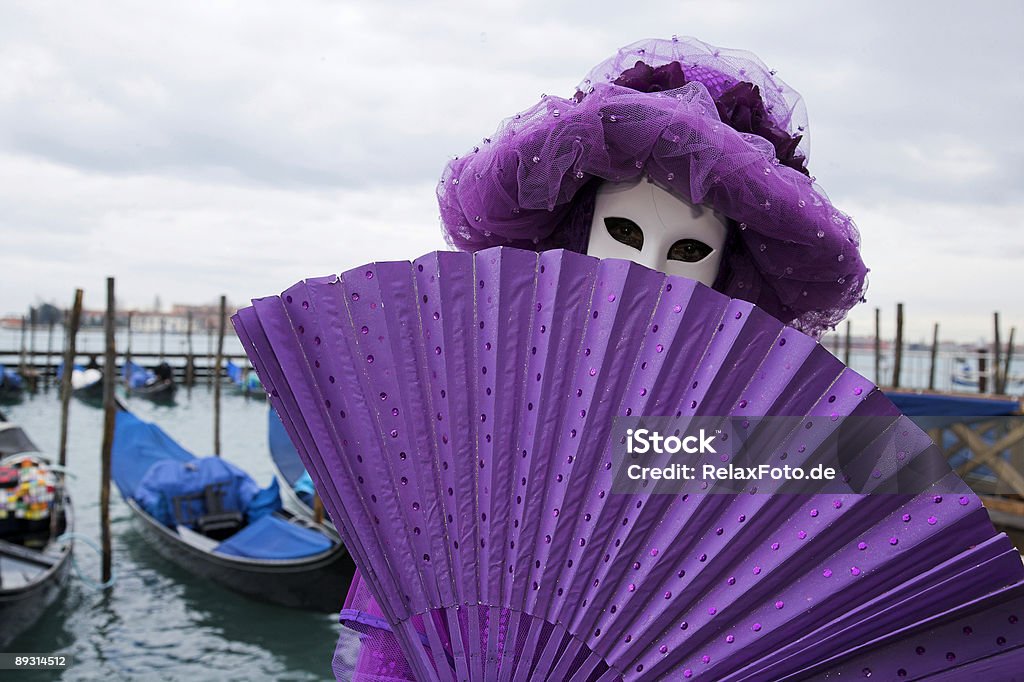 ЗАГАДОЧНОГО Женский маска с веером на Гранд-канал в Венеции - Стоковые фото Венеция - Италия роялти-фри