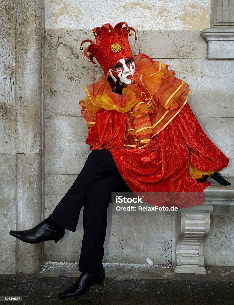 Maschera Di Donna Con Rosso Arlecchino Costume Di Carnevale Di Venezia -  Fotografie stock e altre immagini di Venezia - iStock