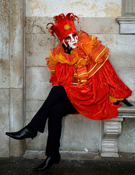 雌マスク、レッドの harlequin の衣装にベニスのカーニバル - jester harlequin venice carnival mask ストックフォトと画像