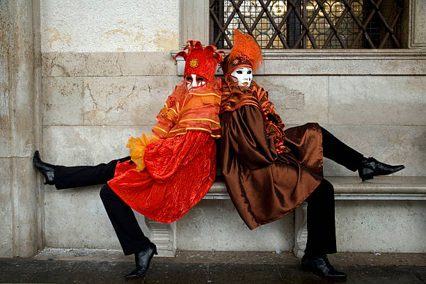 paar harlekin masken zum karneval in venedig - jester harlequin carnival venice italy stock-fotos und bilder