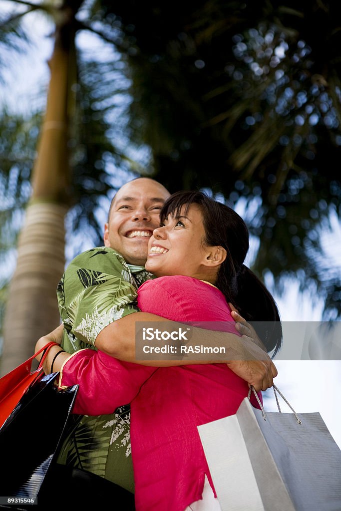 Amorevole abbraccio - Foto stock royalty-free di Abbracciare una persona