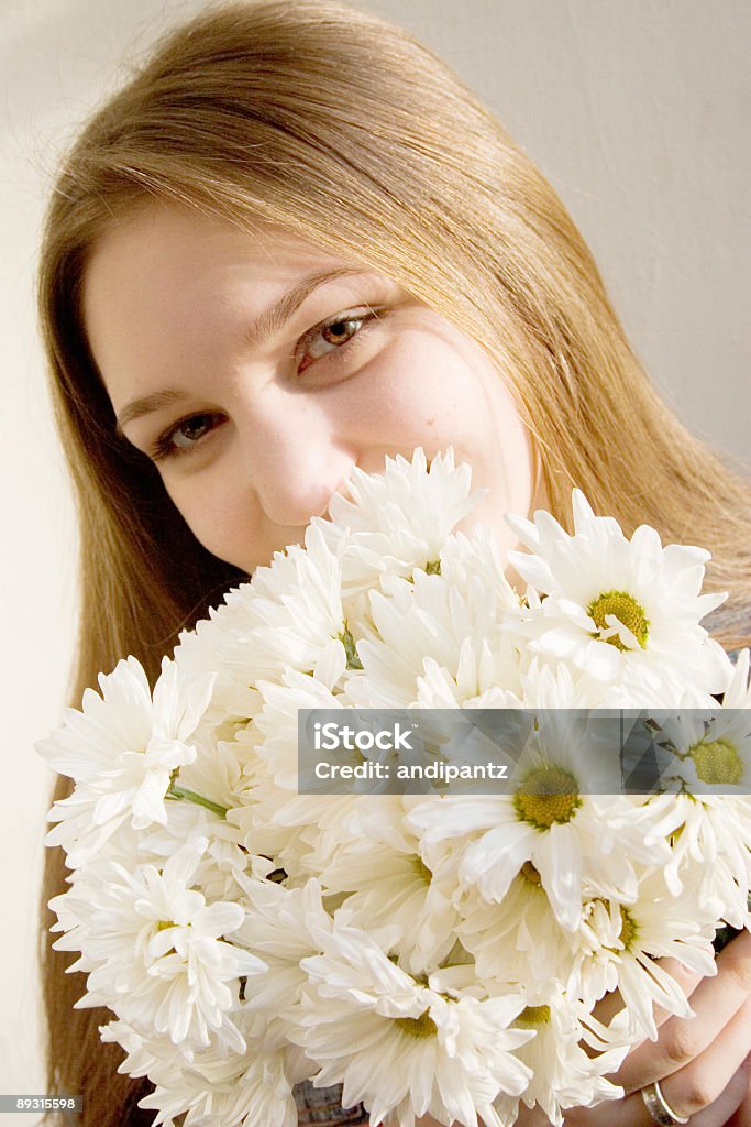 Ela tem flores! - Foto de stock de Adolescente royalty-free