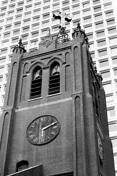 torre de igreja contra um moderno arranha-céu - san francisco county church cross shape cross imagens e fotografias de stock