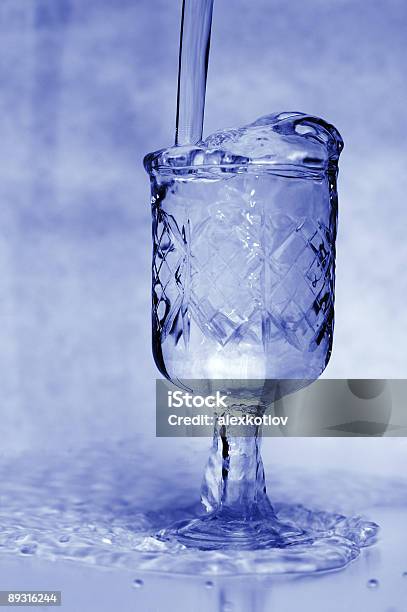 Água Despeje Em Vidro - Fotografias de stock e mais imagens de Alto - Descrição Física - Alto - Descrição Física, Azul, Azul Turquesa
