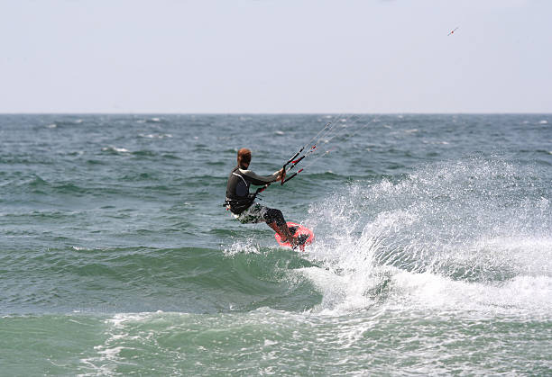 kitesurfer pływające - men jumping mid air air pump zdjęcia i obrazy z banku zdjęć