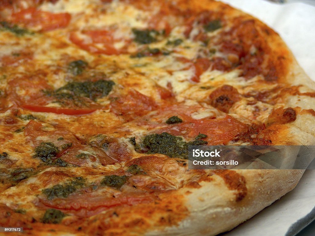 Крупным планом свежей пиццы с - Стоковые фото Брокколи роялти-фри