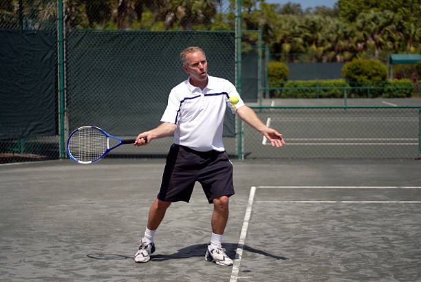 jugar al tenis ii - tennis baseline fun sports and fitness fotografías e imágenes de stock