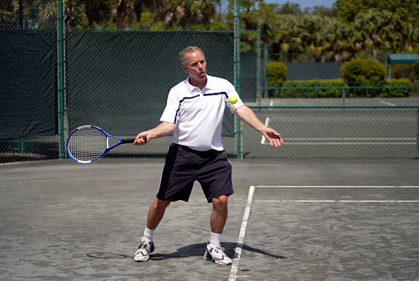 giocare a tennis ii - tennis baseline fun sports and fitness foto e immagini stock