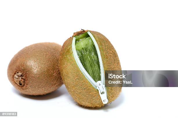 Dos Nuevas Kiwi Con Cremallera Espacio De Copia Foto de stock y más banco de imágenes de Cremallera - Cremallera, Fruta, Humor