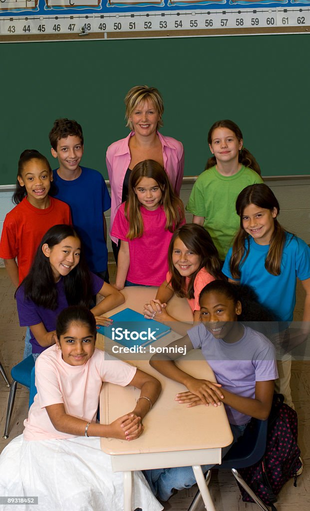 Insegnante e studenti in una classe - Foto stock royalty-free di Foto di classe