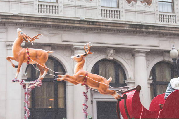 renos tirando el trineo claus de santa durante un desfile de navidad - carroza de festival fotografías e imágenes de stock