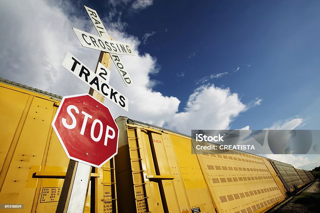 Поезд на переезд - Стоковые фото Stop - английское слово роялти-фри