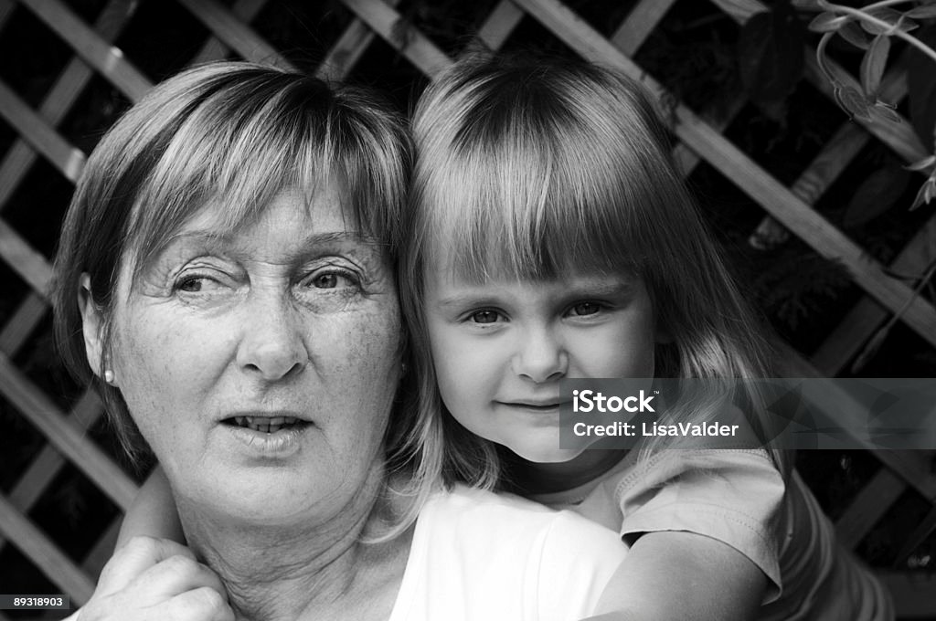 Großmutter und Enkelin - Lizenzfrei 60-69 Jahre Stock-Foto