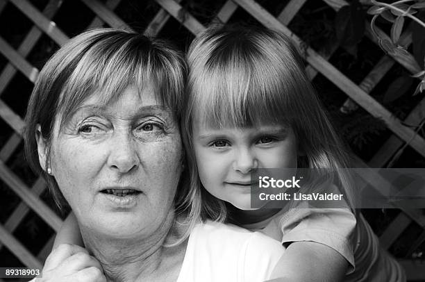 Nonna E Nipote Femmina - Fotografie stock e altre immagini di 60-69 anni - 60-69 anni, Abbracciare una persona, Accanto