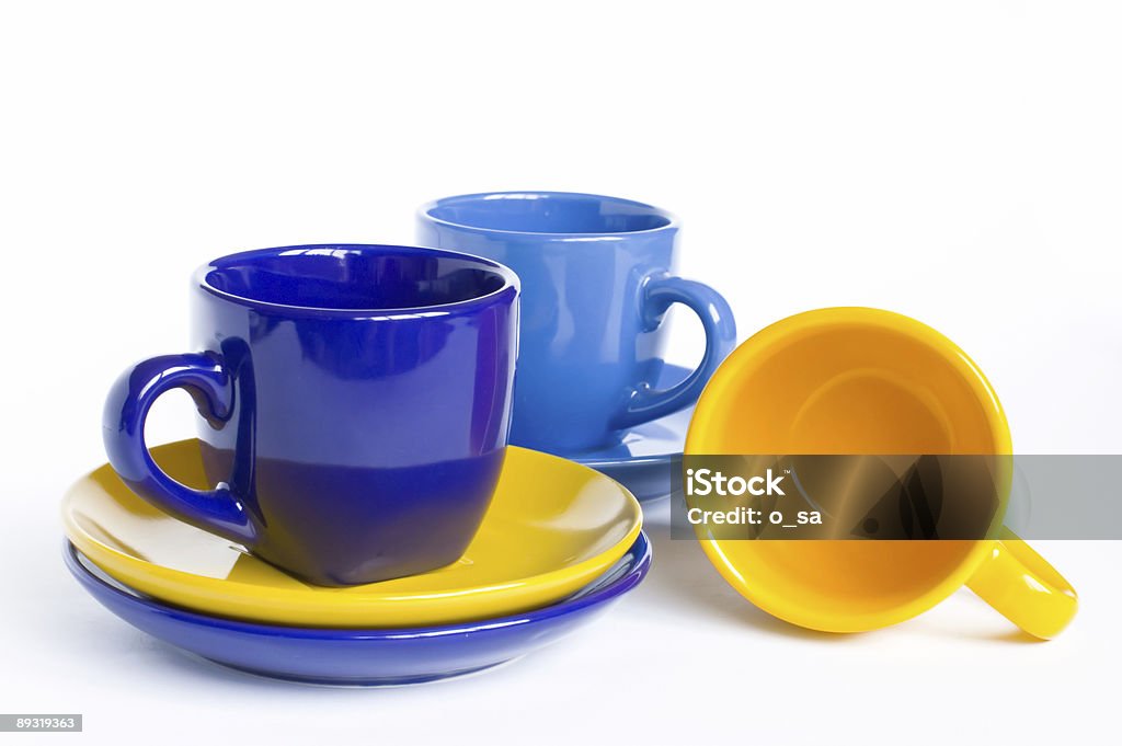 Xícaras de chá e saucers multicolorida - Foto de stock de Figura para recortar royalty-free