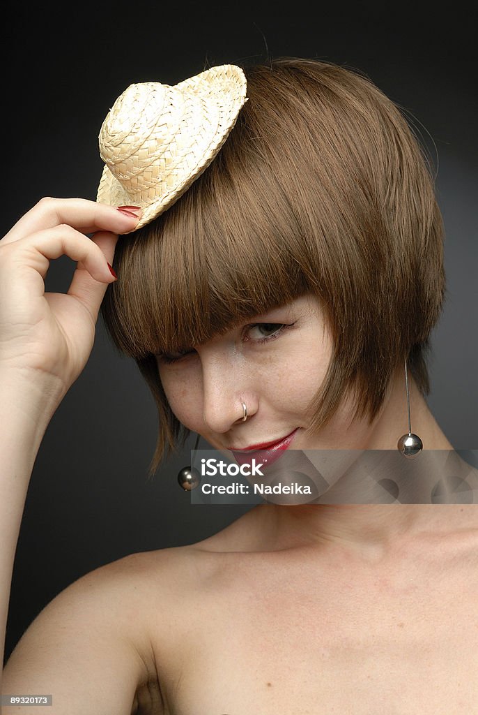 Jovem garota posando com pequenas chapéu na cabeça vertical - Foto de stock de Adulto royalty-free