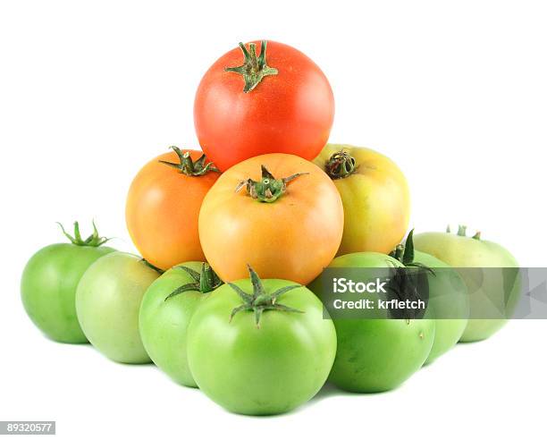 Tomates Ripening Foto de stock y más banco de imágenes de Alimento - Alimento, Blanco - Color, Color - Tipo de imagen