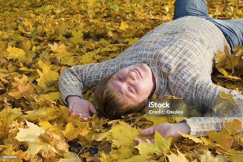 Homem descanso no outono folhas de - Foto de stock de Adulto royalty-free