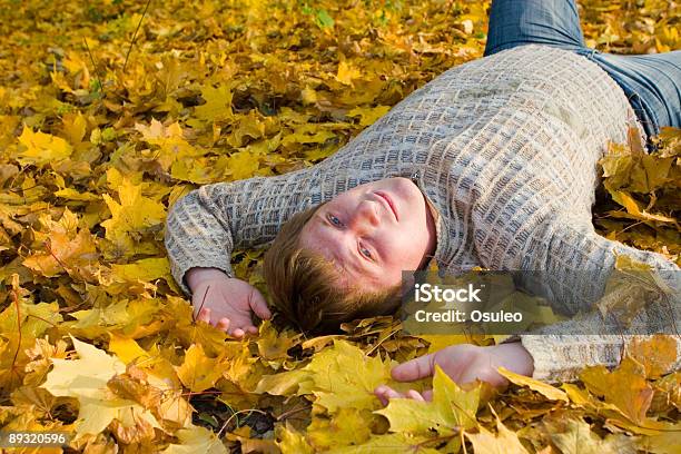 Homem De Repouso No Outono Folha - Fotografias de stock e mais imagens de Adulto - Adulto, Alegria, Amarelo