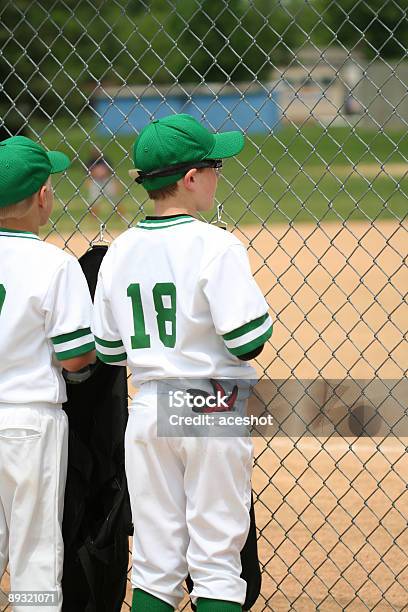 Olhar Atentamente - Fotografias de stock e mais imagens de Basebol - Basebol, Cor verde, Criança