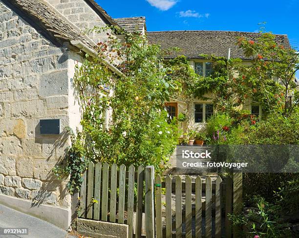 Cabaña Puerta Y Al Jardín Foto de stock y más banco de imágenes de Chalet - Chalet, Chalet veraniego, Reino Unido