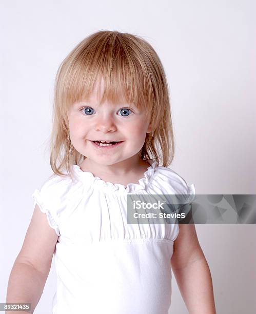 Sonriente Niña Foto de stock y más banco de imágenes de Niñas - Niñas, Niño pequeño, Pelo rubio