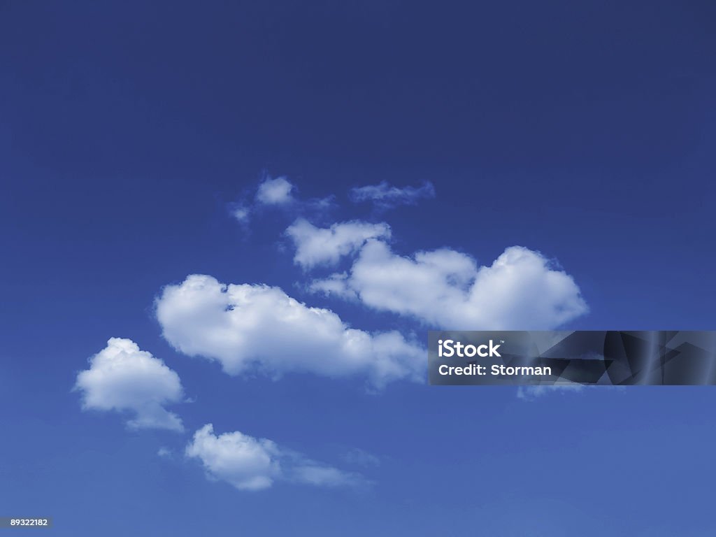 Ensoleillé fond de ciel avec nuages cumulus blancs moelleux - Photo de Nuage libre de droits