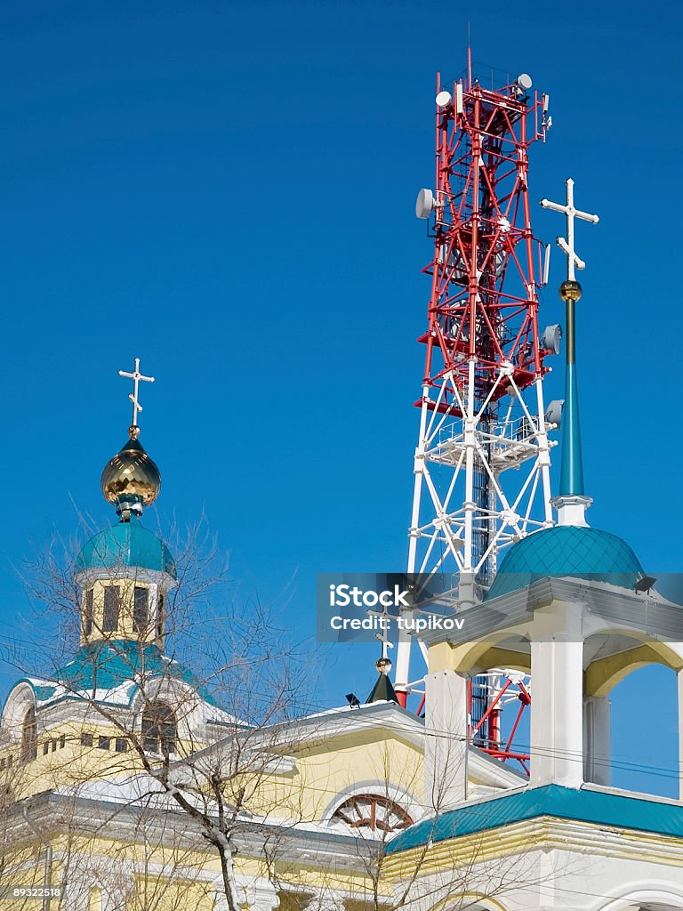 cellular tower i Kościół niebieski niebo komunikacji cross - Zbiór zdjęć royalty-free (Antena)