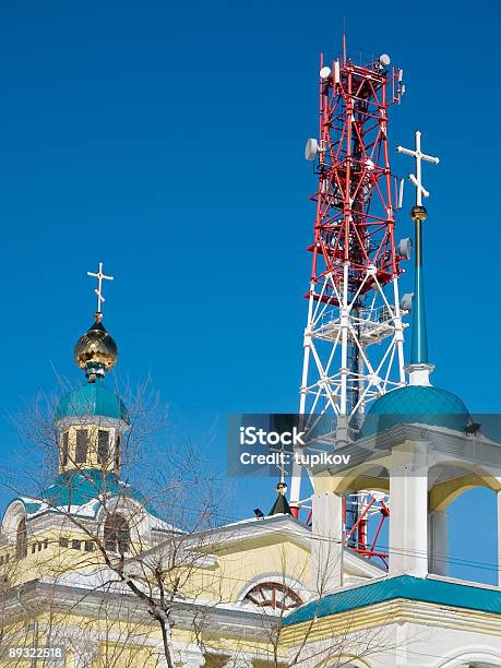 Cellular Tower I Kościół Niebieski Niebo Komunikacji Cross - zdjęcia stockowe i więcej obrazów Antena