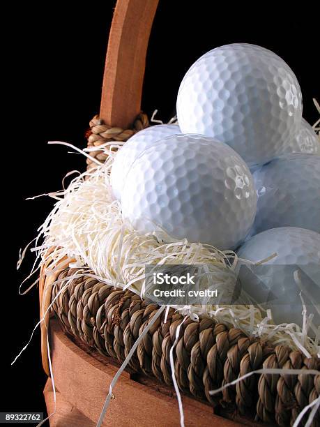 Photo libre de droit de Dans Un Panier De Balles De Golf banque d'images et plus d'images libres de droit de Balle de golf - Balle de golf, Panier, Pâques