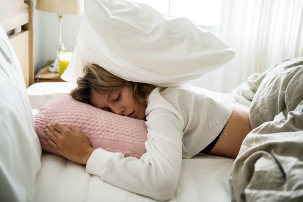 a caucasian woman sleeping on her bed - ressaca imagens e fotografias de stock