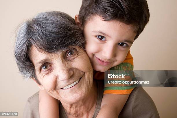 Счастливая Бабушка И Сын — стоковые фотографии и другие картинки Пожилые женщины - Пожилые женщины, Портрет, Активный пенсионер