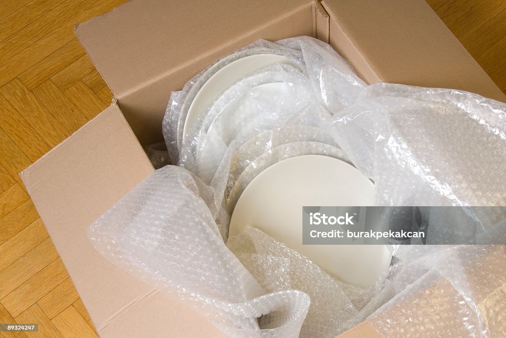 Placas de embalaje con envoltura de burbujas de protección y caja de cartón - Foto de stock de Fragilidad libre de derechos