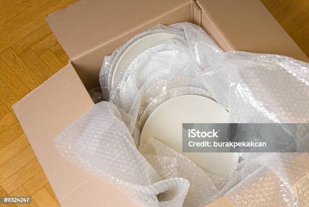 Foto de Embalagem Pratos Com Proteção Pensamento Wrap E Caixa De Papelão e mais fotos de stock de Fragilidade