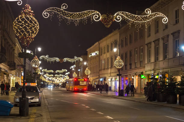 visão noturna da rua nowy swiat na decoração de natal. - nowy swiat - fotografias e filmes do acervo