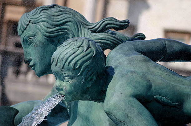 istock Trafalgar Square fountain 89325109