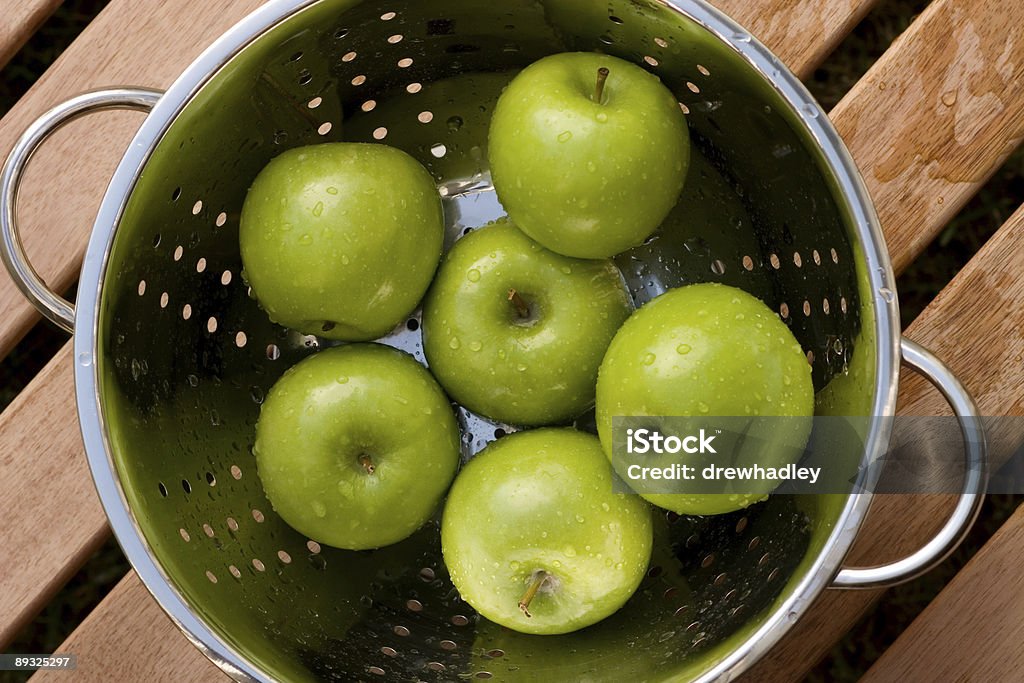 Maçãs verdes frescas, lavado e escorredor - Foto de stock de Alimentação Saudável royalty-free