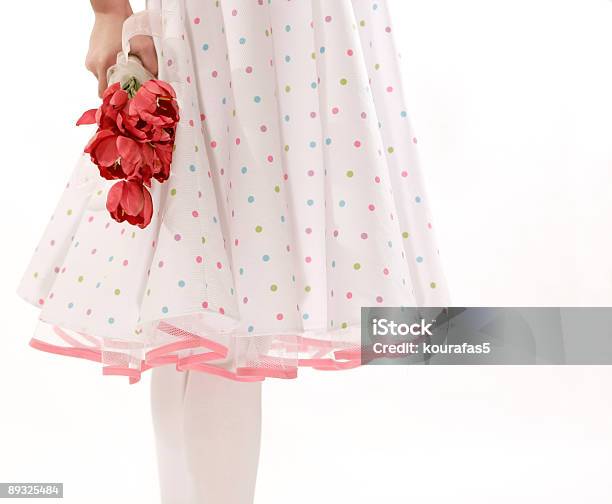 Niña Con La Flor Sorpresa Detrás De La Espalda Foto de stock y más banco de imágenes de Arreglo floral - Arreglo floral, Blanco - Color, Celebración - Ocasión especial